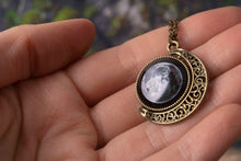 Įkelti vaizdą į galerijos rodinį, Dvipusis pakabukas su Jūsų mėnuliais ☽