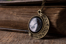 Įkelti vaizdą į galerijos rodinį, Dvipusis pakabukas su Jūsų mėnuliais ☽