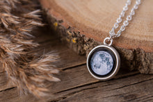 Įkelti vaizdą į galerijos rodinį, Dvipusis pakabukas su Jūsų mėnuliais ☽