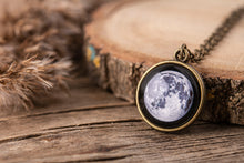 Įkelti vaizdą į galerijos rodinį, Dvipusis pakabukas su Jūsų mėnuliais ☽