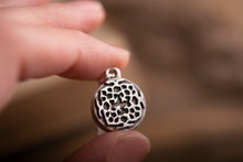 Įkelti vaizdą į galerijos rodinį, Pakabukas "Neužmirštuolė"