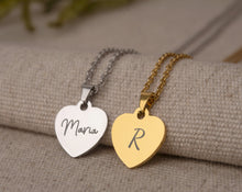Įkelti vaizdą į galerijos rodinį, Širdies formos pakabukas su vardu arba raide ♥