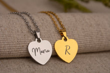 Įkelti vaizdą į galerijos rodinį, Širdies formos pakabukas su vardu arba raide ♥