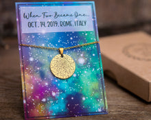 Įkelti vaizdą į galerijos rodinį, Pakabukas su unikaliu žvaigždžių žemėlapiu bei atvirute ♥