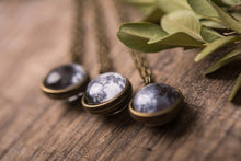 Įkelti vaizdą į galerijos rodinį, Dvipusis pakabukas su Jūsų mėnuliais ☽