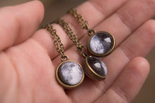 Įkelti vaizdą į galerijos rodinį, Dvipusis pakabukas su Jūsų mėnuliais ☽