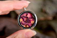 Įkelti vaizdą į galerijos rodinį, Amuletas su rožių žiedlapiais
