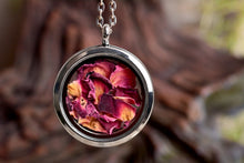 Įkelti vaizdą į galerijos rodinį, Amuletas su rožių žiedlapiais