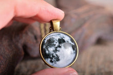 Įkelti vaizdą į galerijos rodinį, Pakabukas "Pilnatis"