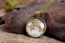 Įkelti vaizdą į galerijos rodinį, Žalvarinis pakabukas su žemėlapiu