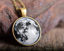 Įkelti vaizdą į galerijos rodinį, Pakabukas "Pilnatis"