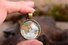 Įkelti vaizdą į galerijos rodinį, Žalvarinis pakabukas su žemėlapiu