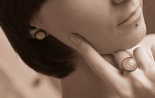 Įkelti vaizdą į galerijos rodinį, Auskarai vinukai "Povo plunksna"