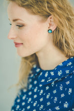 Įkelti vaizdą į galerijos rodinį, Auskarai vinukai "Neužmirštuolė"