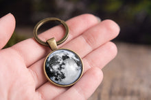 Įkelti vaizdą į galerijos rodinį, Raktų pakabukas su Jūsų mėnuliu ☽