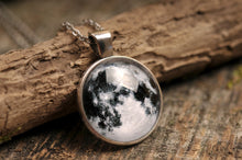 Įkelti vaizdą į galerijos rodinį, Pakabukas "Pilnatis"