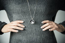 Įkelti vaizdą į galerijos rodinį, Pakabukas "Pilnatis"