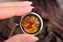 Įkelti vaizdą į galerijos rodinį, Amuletas su gintaru