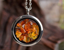 Įkelti vaizdą į galerijos rodinį, Amuletas su gintaru