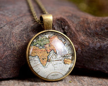 Įkelti vaizdą į galerijos rodinį, Žalvarinis pakabukas su žemėlapiu