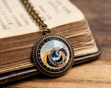 Įkelti vaizdą į galerijos rodinį, Pakabukas "Astronominis laikrodis"