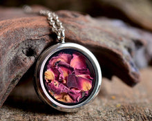 Įkelti vaizdą į galerijos rodinį, Amuletas su rožių žiedlapiais